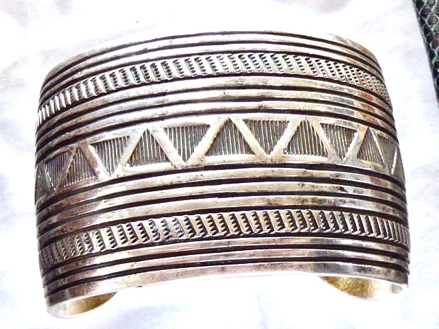 VINTAGE AMAZING NATIVE AMERICAN NAVAJO STAMPED DESIGN WIDE 1 5/8″ 925 BRACELET