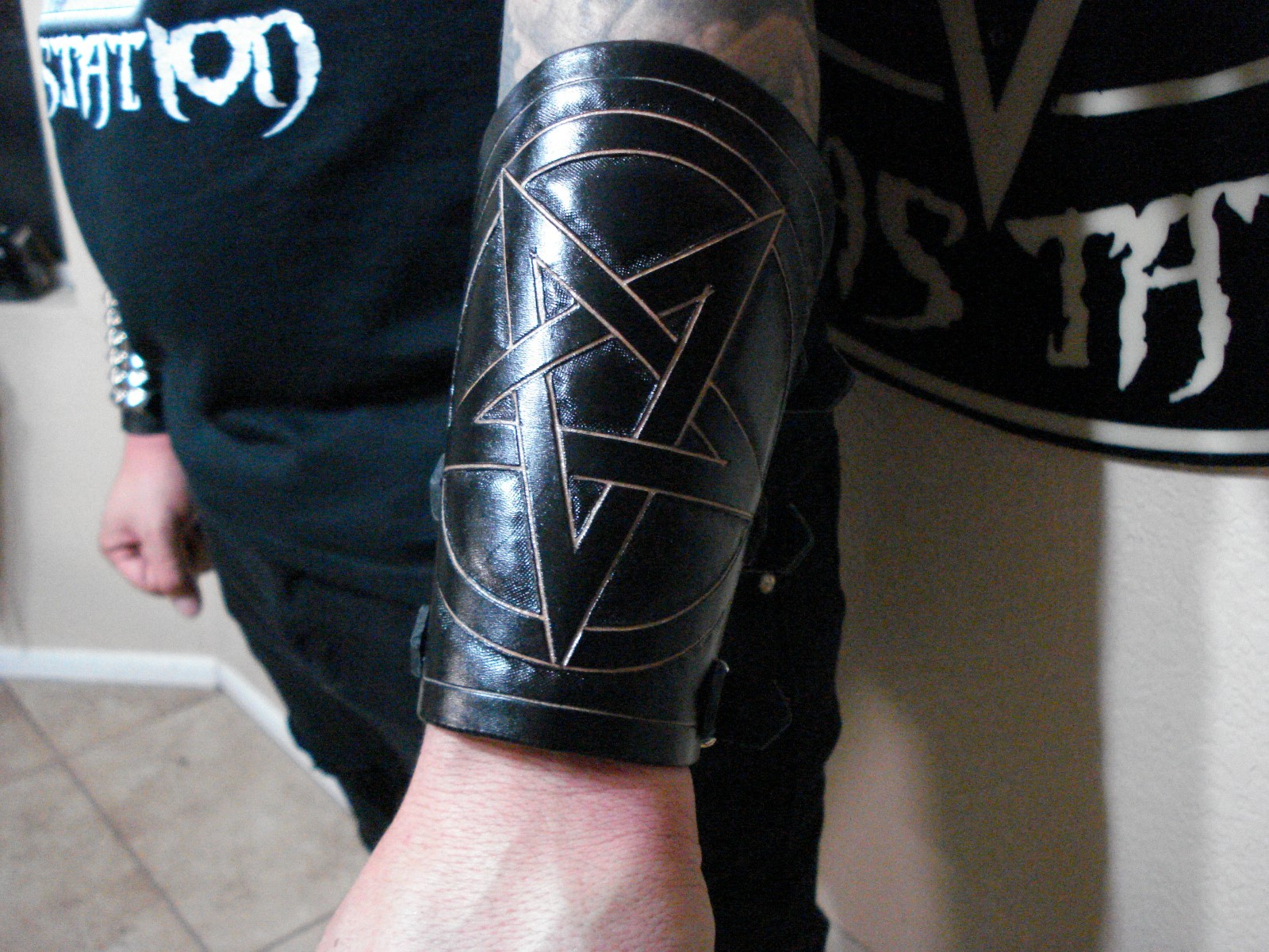 LEATHER LEATHER CARVED GAUNTLET…DEATH METAL…(MDLG0152)….BRUJERIA