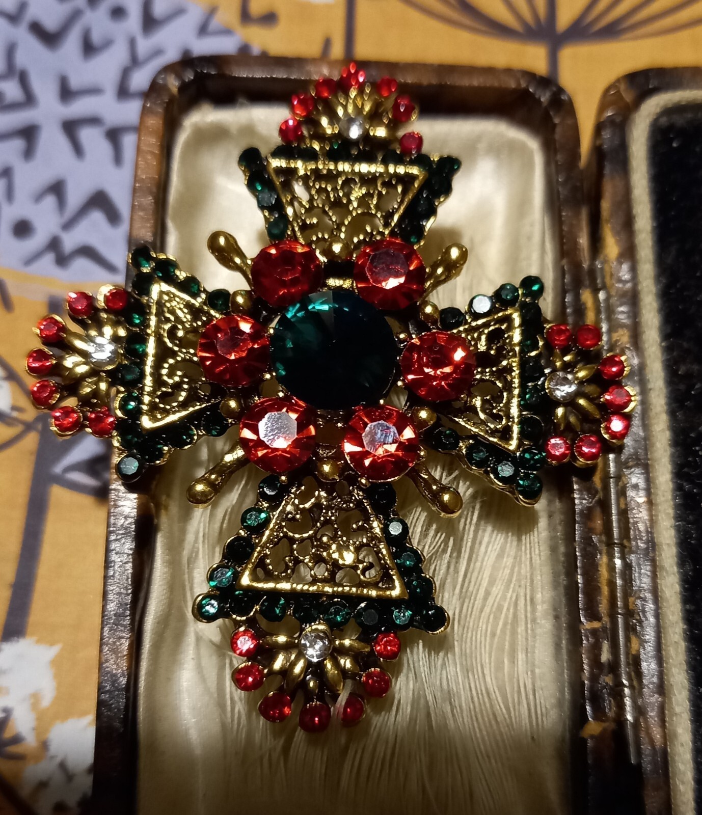 VINTAGE STYLE GOLDTONE RED GREEN SPARKLY CROSS BROOCH MEDIEVAL RELIGIOUS GOTHIC
