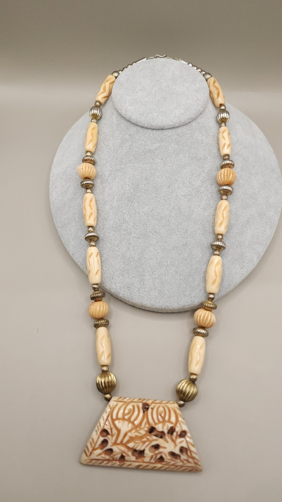 VTG Hand Carved Bovine Bone Ethnic Tribal Necklace Fluted Bead Floral Pendant