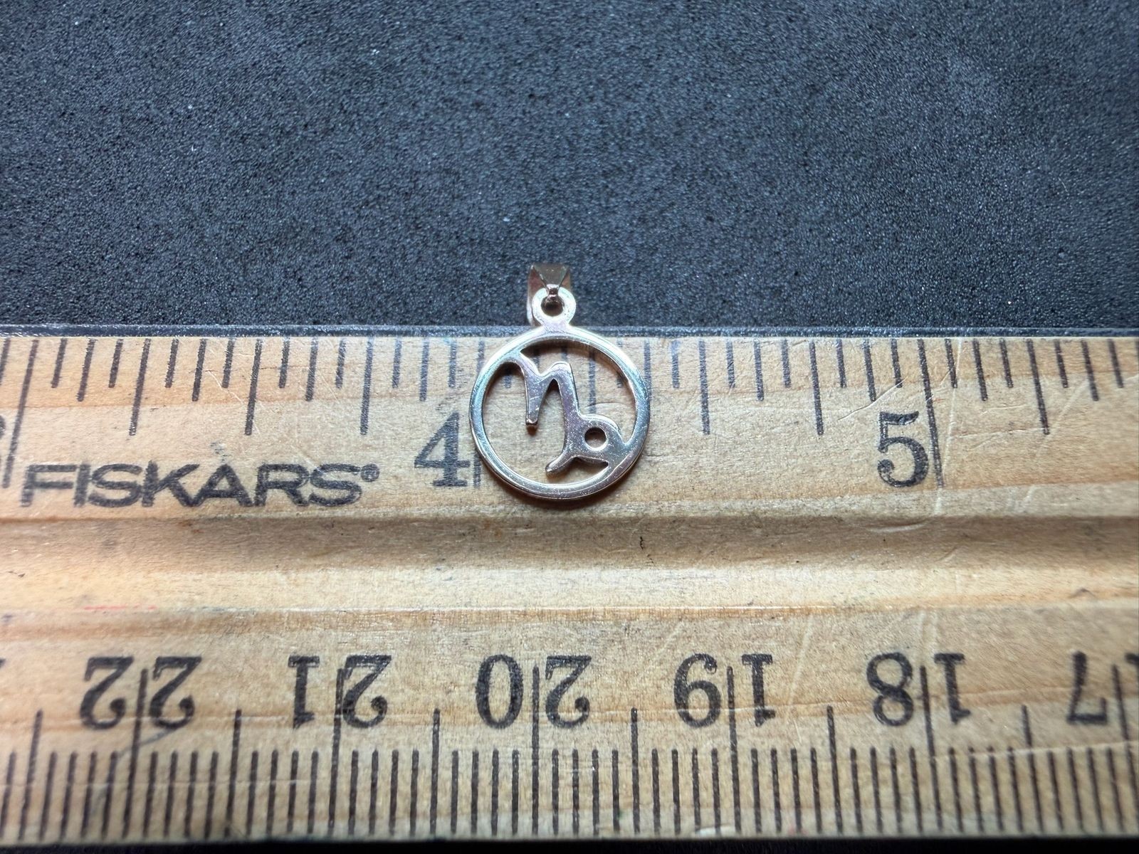 0.42g Vintage Sterling Silver 925 Capricorn Zodiac Symbol Pendant Circle