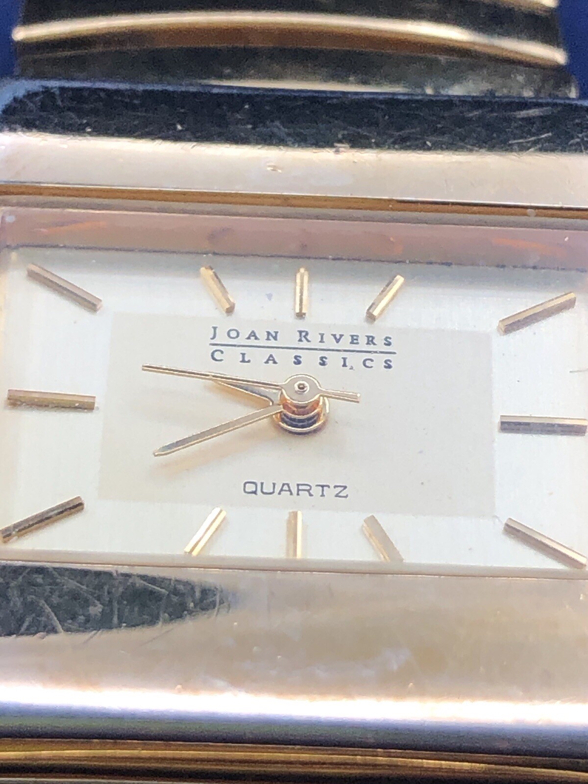 JOAN RIVERS V377 Classic Collection Gold Tone QUARTZ WATCH w/Stretch Band