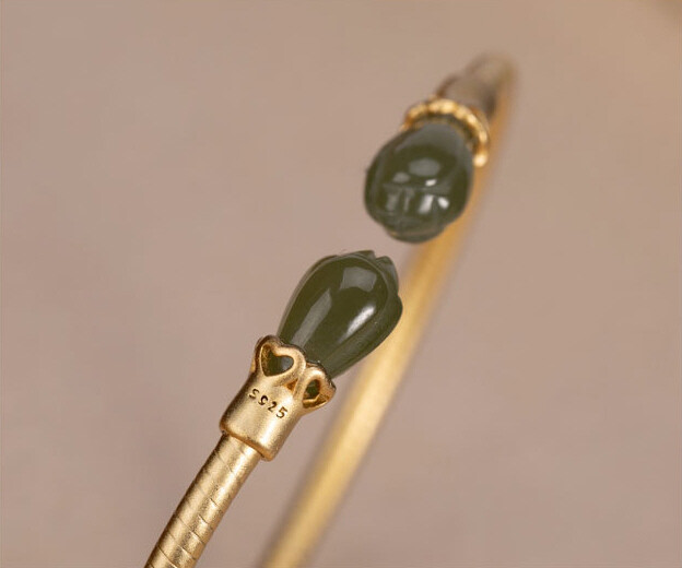 I02 Gold Plated Sterling Silver Green Jade Flowers Bangle