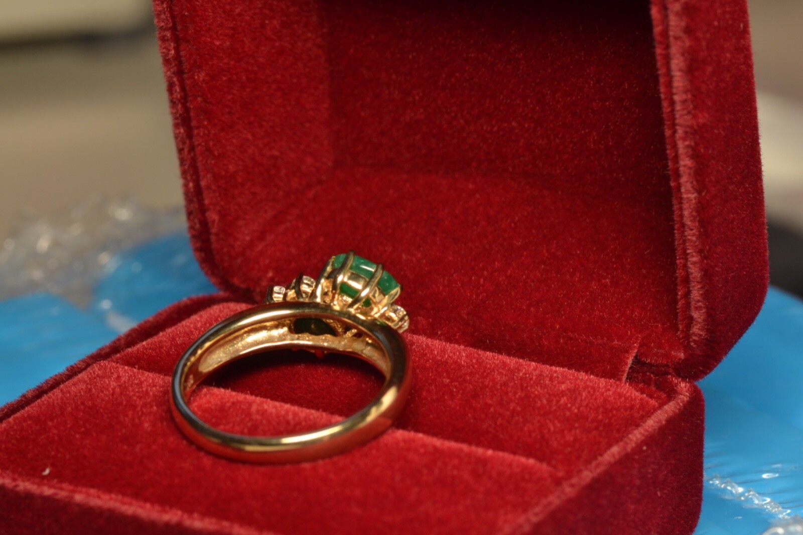 14k gold ring 1.8ct green emerald brilliant 0.27ct 6.7gr. Estimate: 1600€