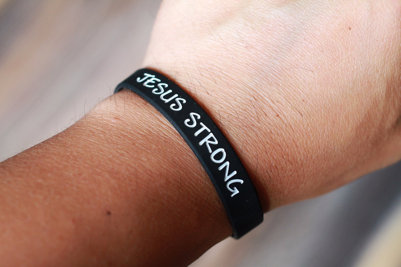 BRAND NEW Jesus Strong Writstband Black & White Bracelet / i am second