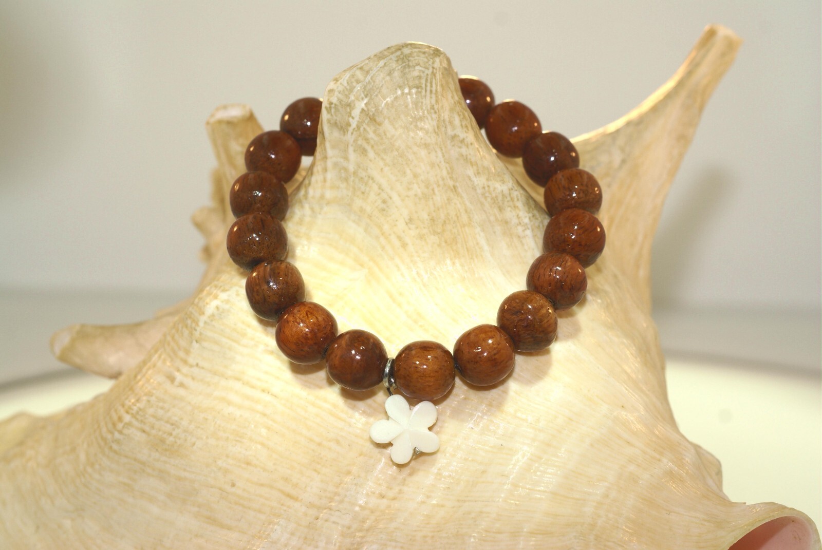10MM HAWAIIAN KOA WOOD ROUND BALL BEAD & CARABAO BONE PLUMERIA STRETCH BRACELET