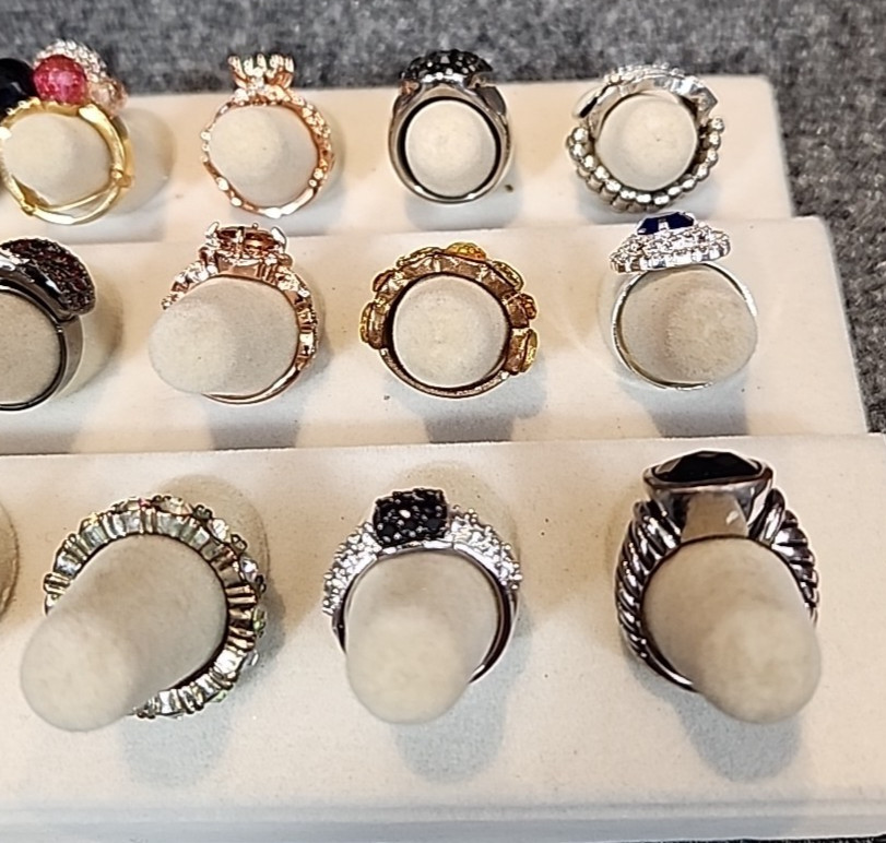 Jewelry 18 Rhinestone Rings Adjustable Sized Stretch Multi-Colored Bands Lot#262