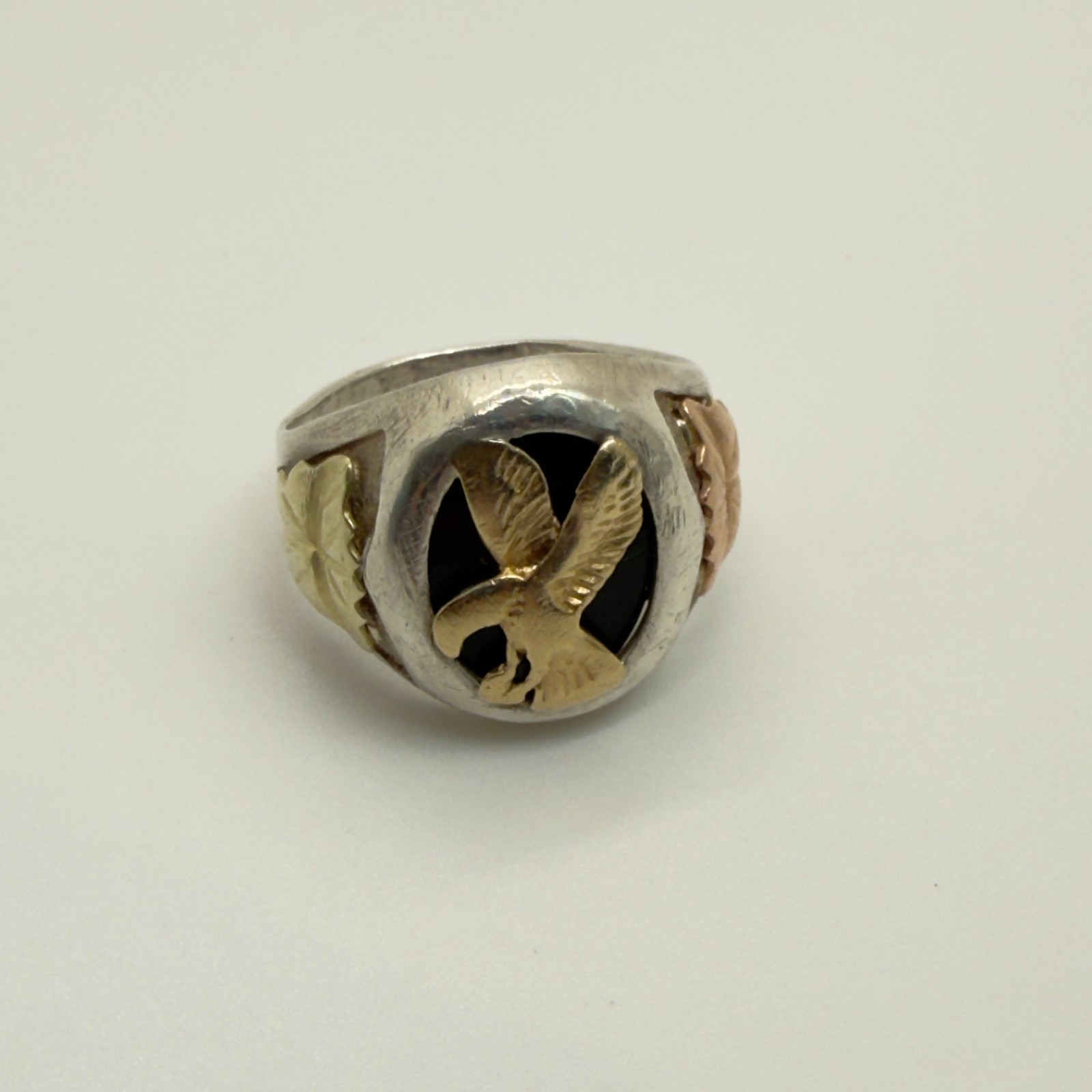 Landstrom’s 12K Black Hills Gold Sterling Silver Men’s Eagle Onyx Ring Size 9.5