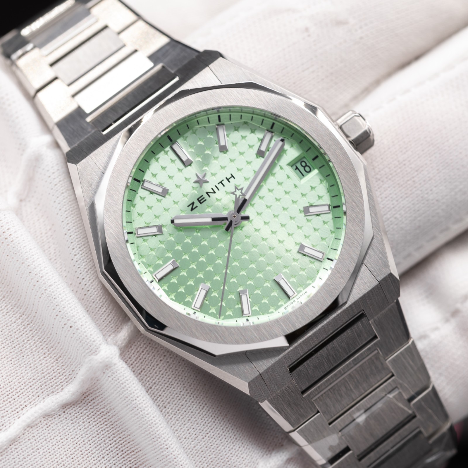 2025 Zenith Defy Skyline Sunburst Green Watch 03.9400.670/61.I001 New & Unworn