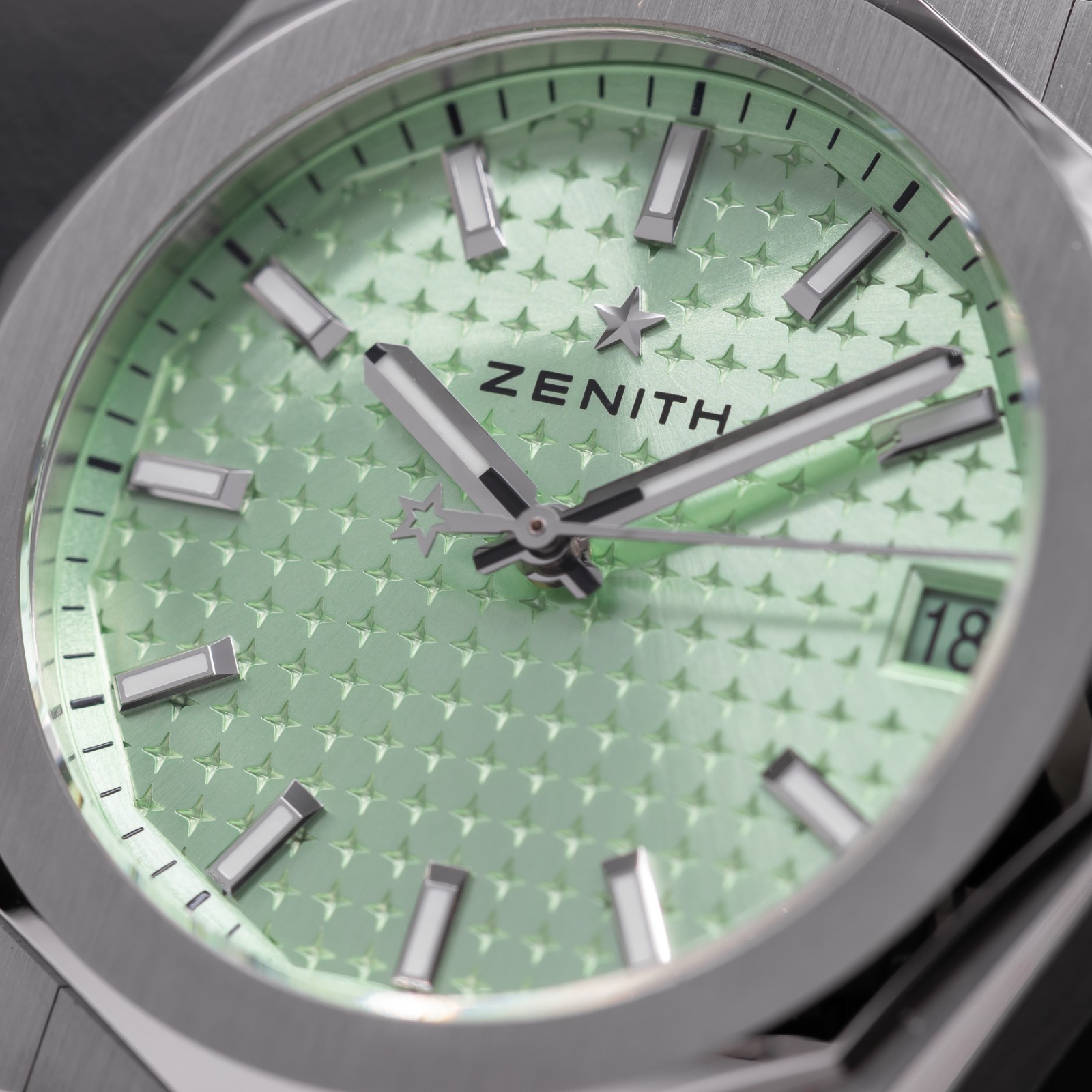 2025 Zenith Defy Skyline Sunburst Green Watch 03.9400.670/61.I001 New & Unworn