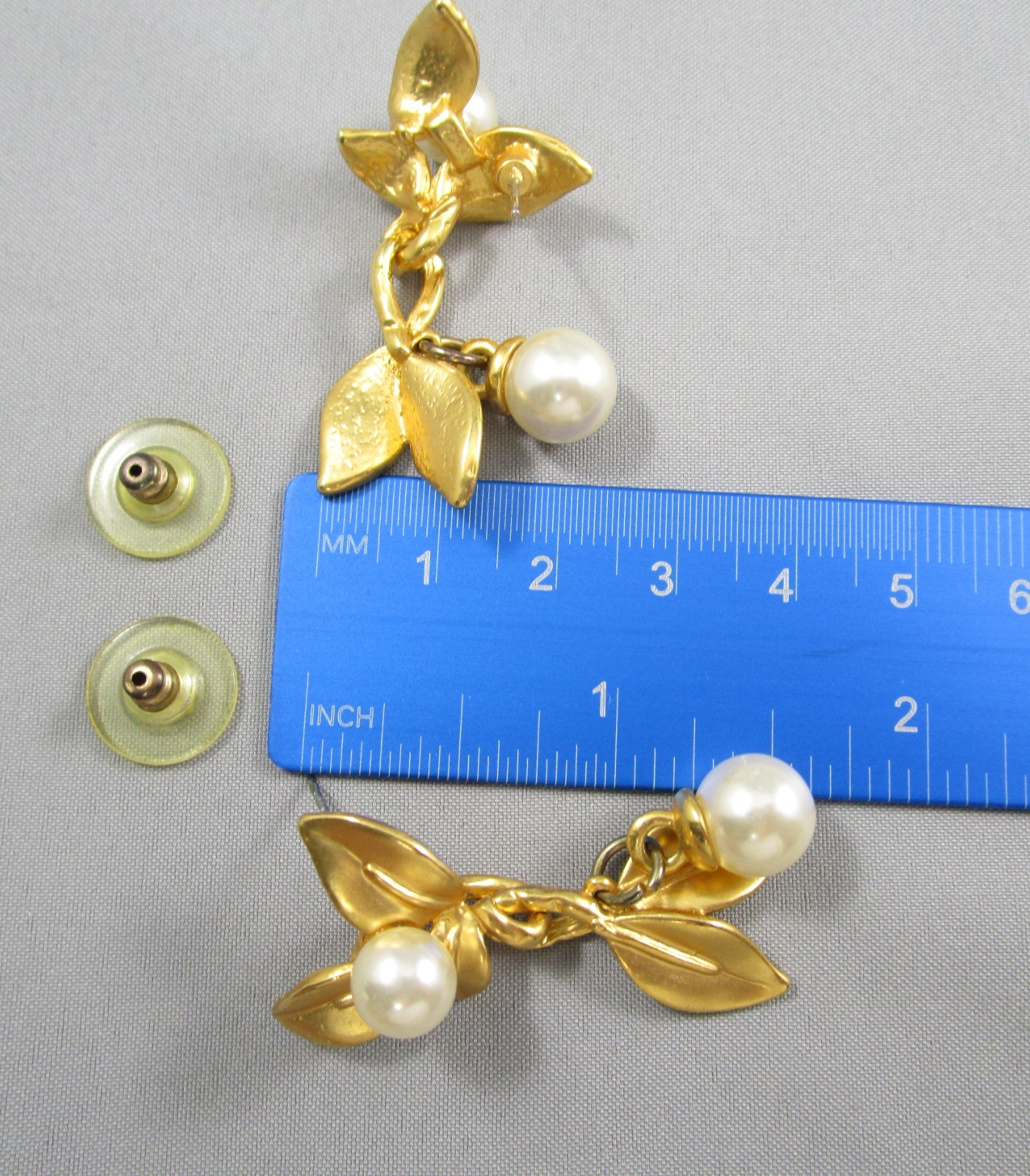 Vtg Satin Matte Brushed Gold tone 1.5″ Leaf Dangle Faux Pearl Post Earrings 190H