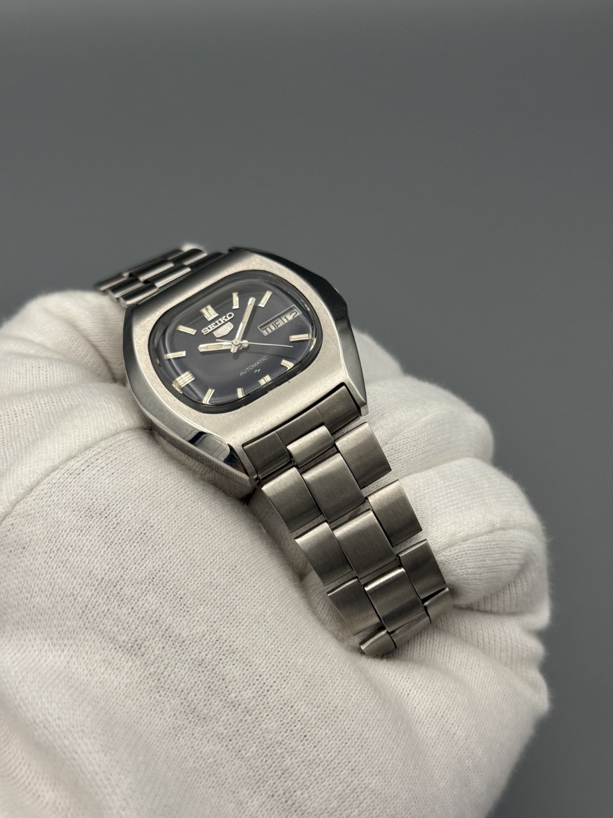TV Shape Vintage Seiko 5 Automatic Black Dial Day/Date Men’s Wrist Watch Japan