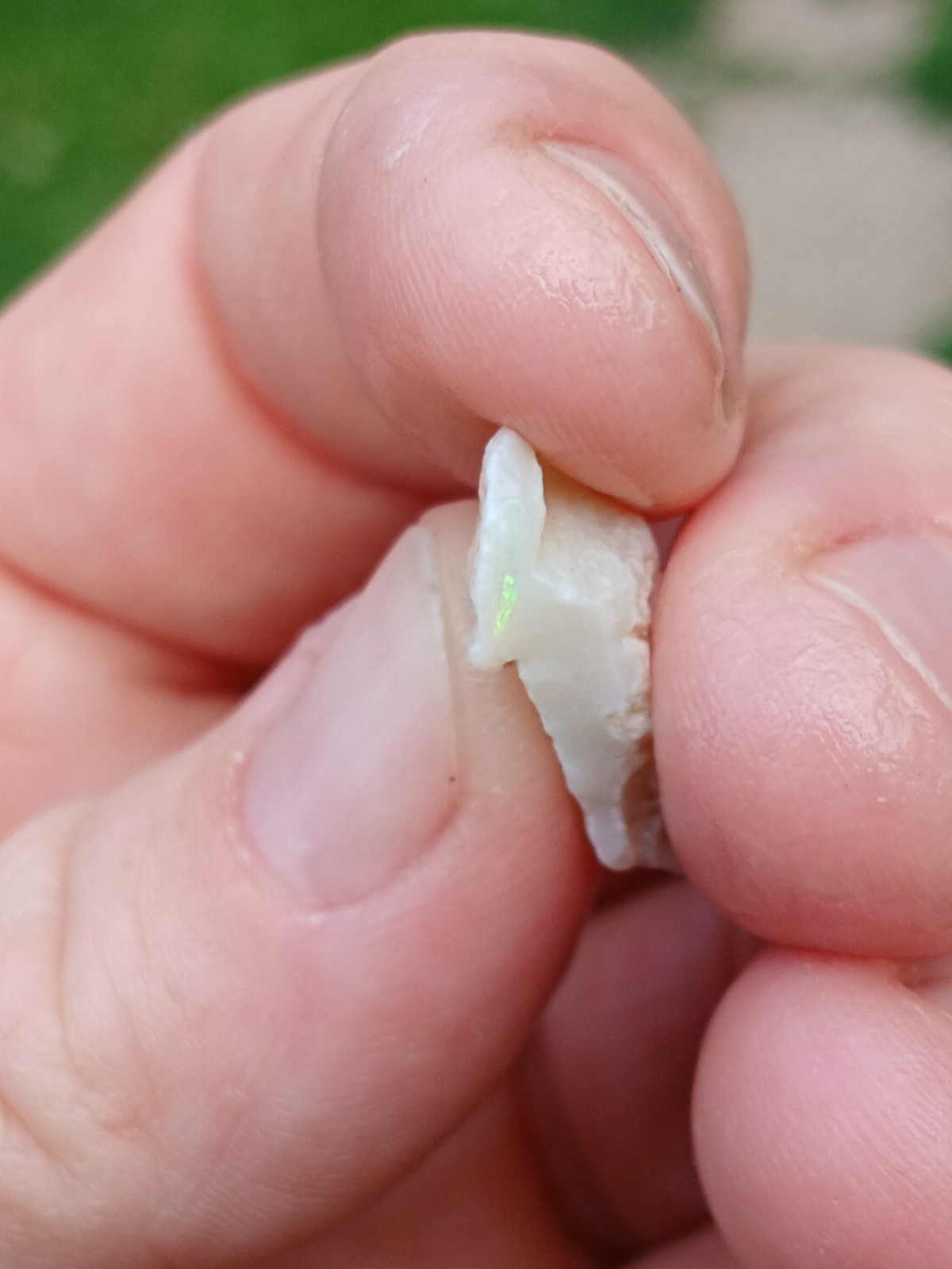Australia Opal Mintabie Chips R802 5 Carat Faint Pink, Green Low Grade