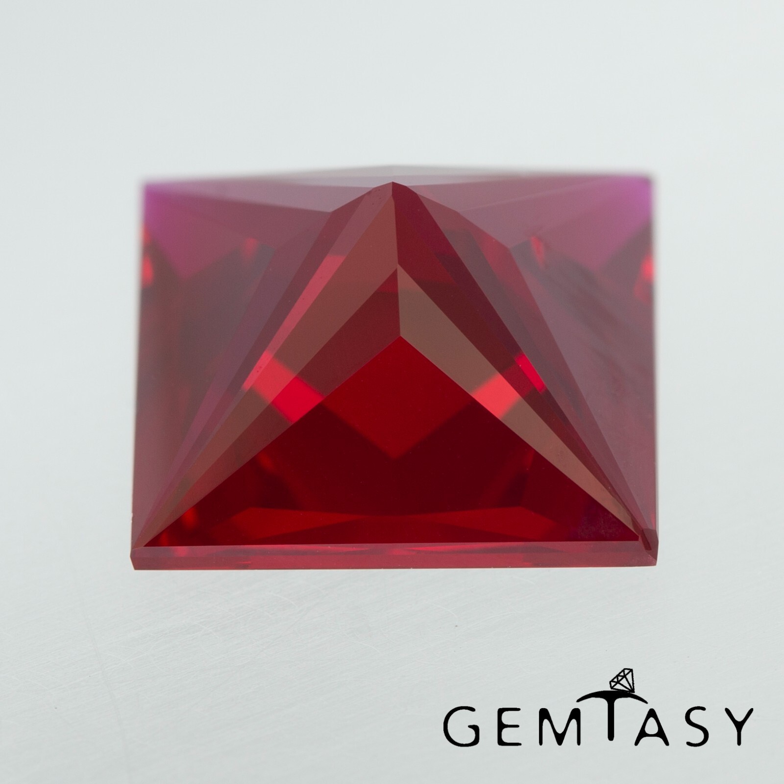 Cut stone – Ruby Pigeon blood Czochralski (Pulled) lab grown, facet 11mm 6.65ct