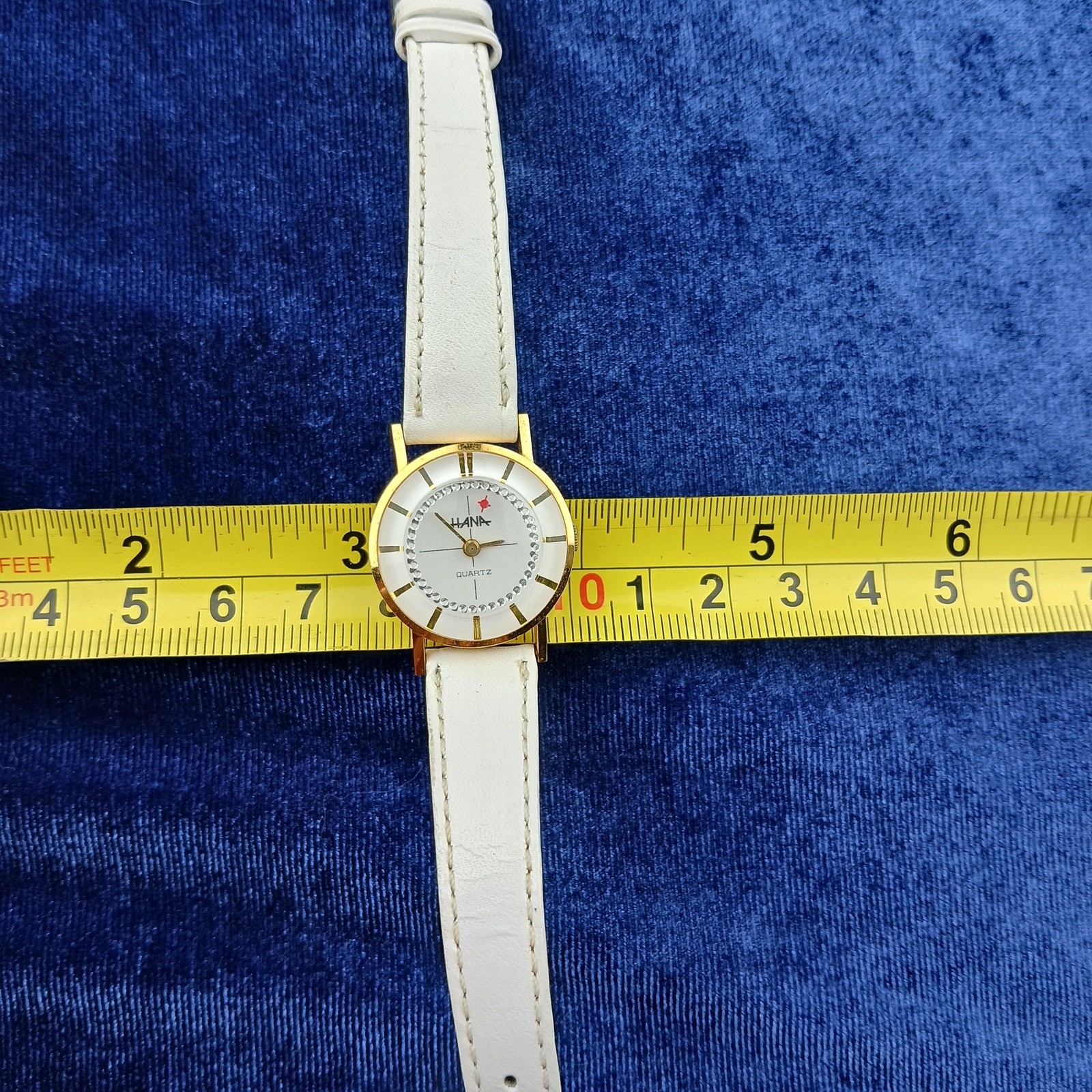 Hana Quartz Ladies Analog Wrist Watch white band numberless face works great