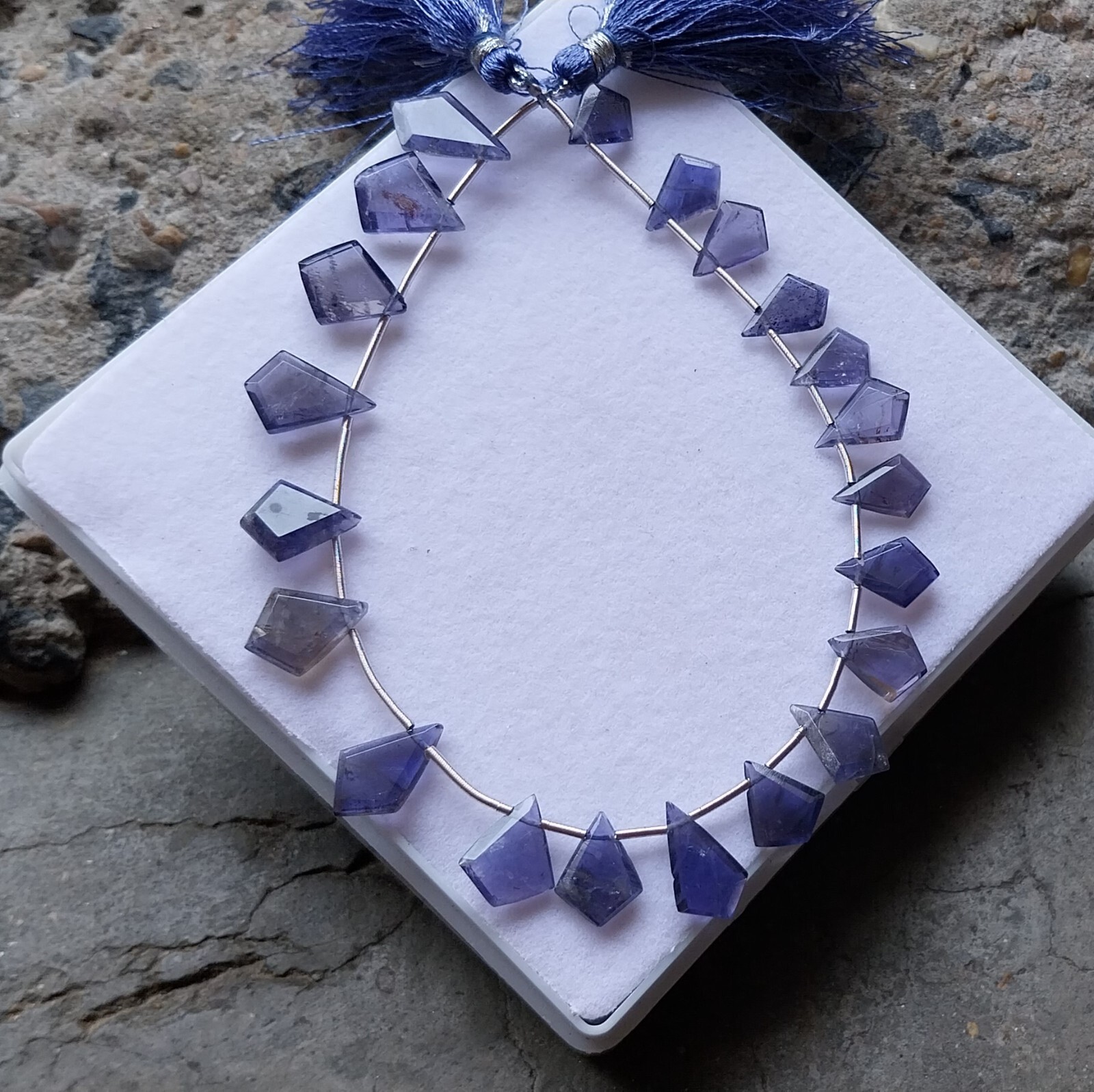 37 Carat 7.5×9.5-10.5×13.5 MM Natural Blue Purple Iolite Fancy Cut 8 Inch Beads