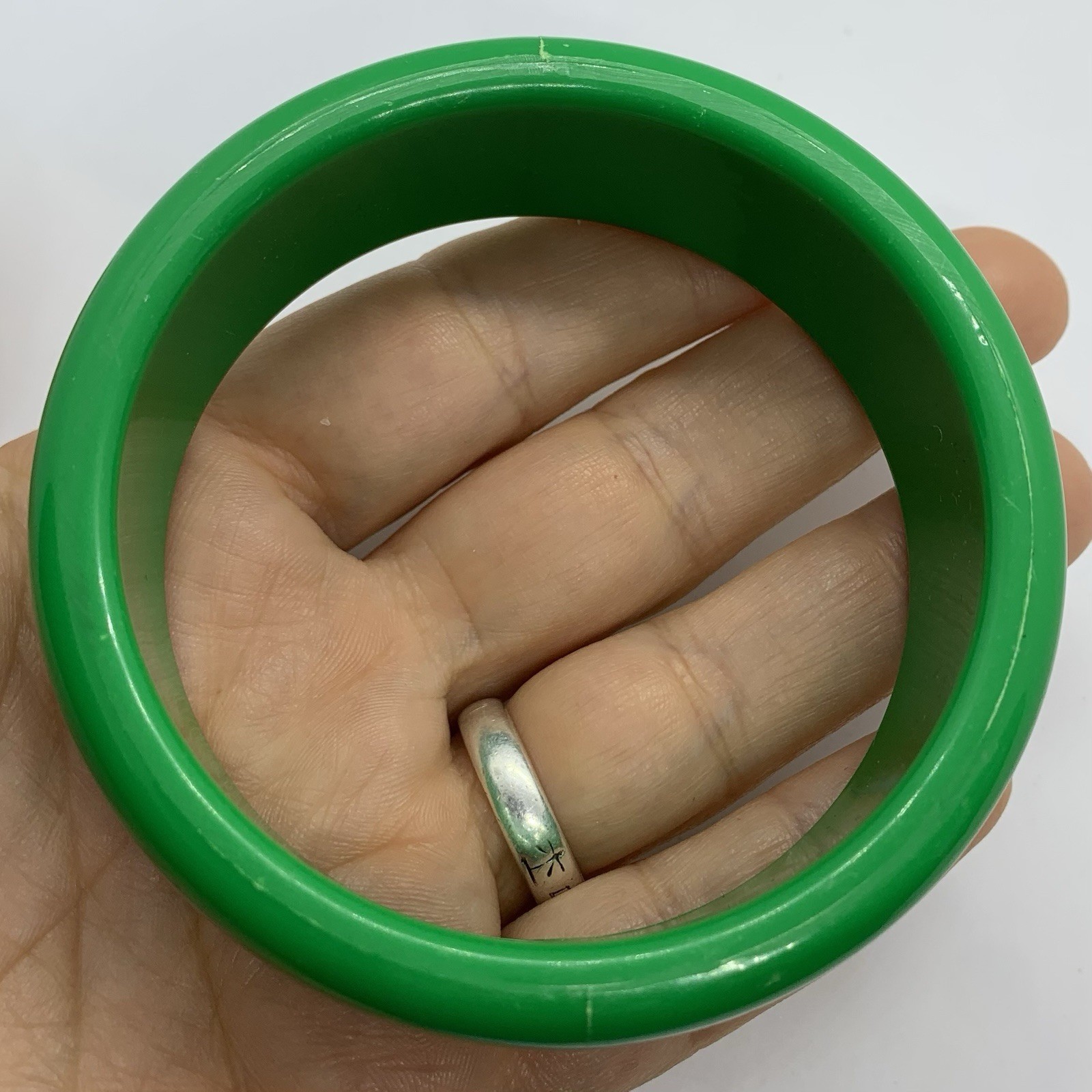 Vtg Kelly Green Lucite Solid Chunky Bangle Bracelet Round 8.5” Length 7/8” Wide