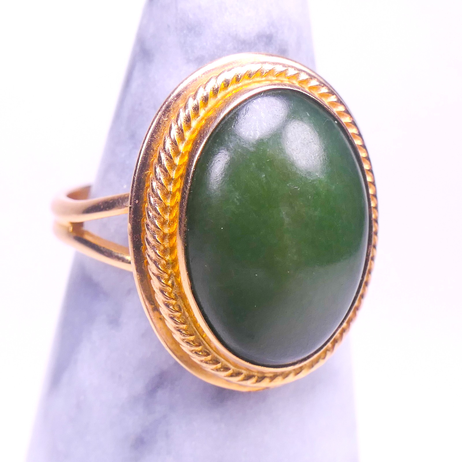 14K Yellow Gold `13.3X9.7mm Oval Jade Cabochon Split Shank Ring Size 4.5 4.10g
