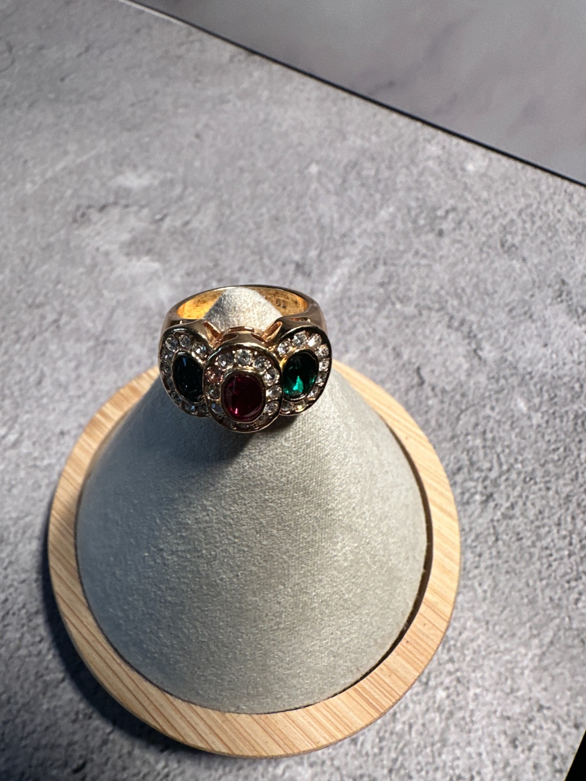 VINTAGE 3 STONE BLUE, RED AND GREEN RING – Size 6