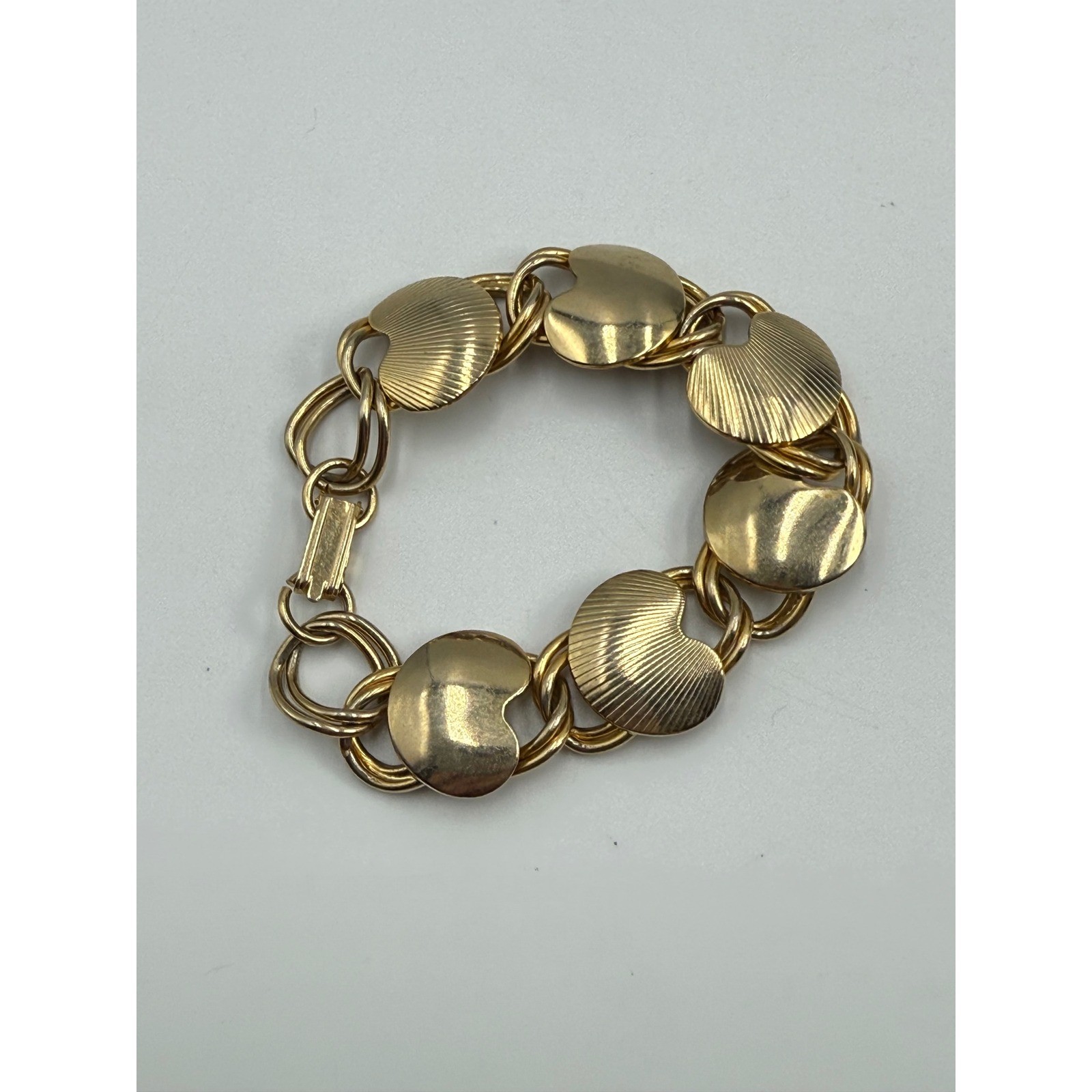 Vintage Gold Tone Ribbed Heart Disc Chunky Link Bracelet Fold Over Clasp 7.5″