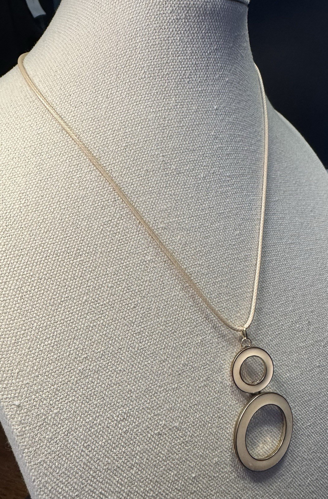 Vintage 1970’s Goldtone & Ivory Cream Enamel Round Pendant On Cord Necklace