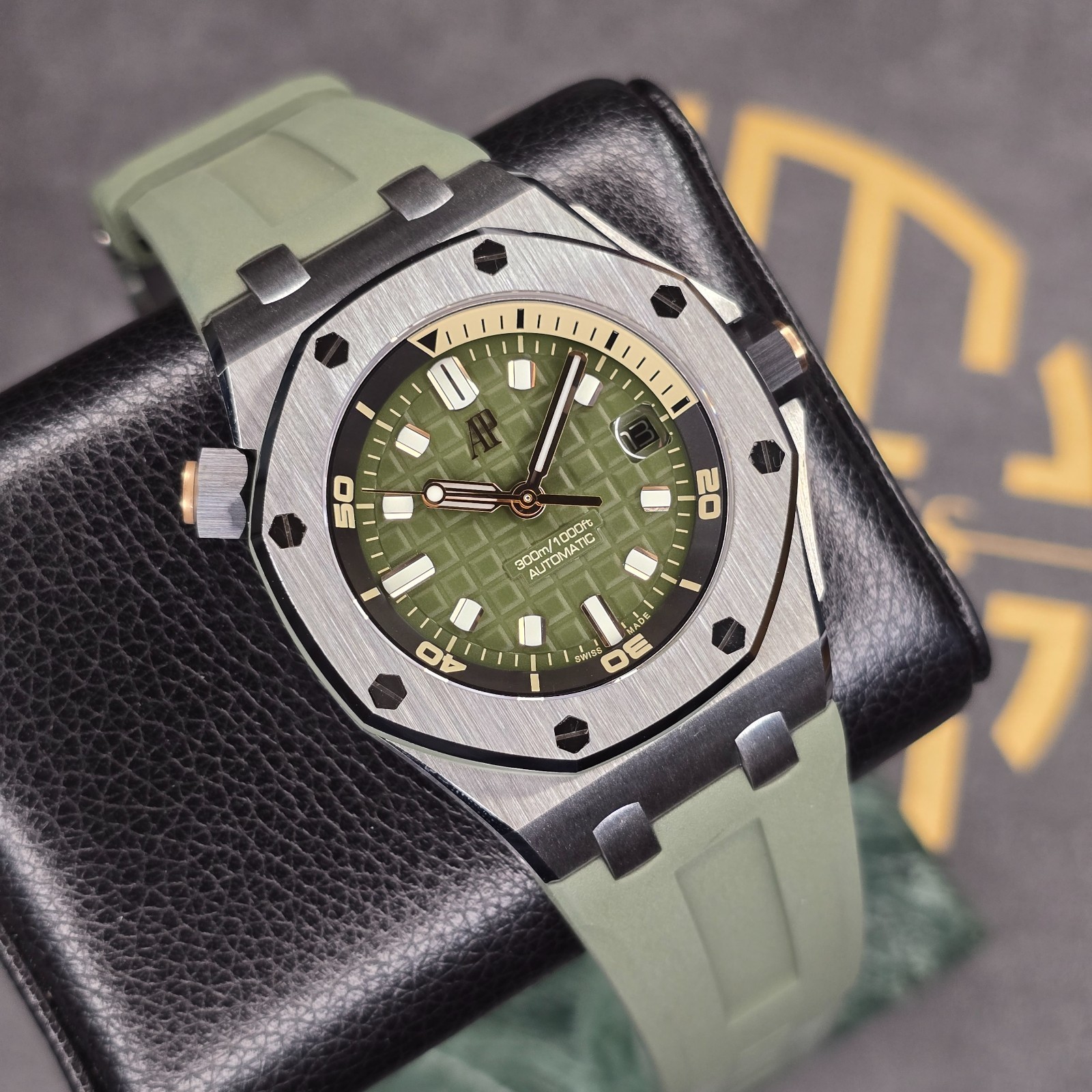 AUDEMARS PIGUET ROYAL OAK OFFSHORE DIVER KHAKI DIVER 15720ST 42MM WARRANTY B&P