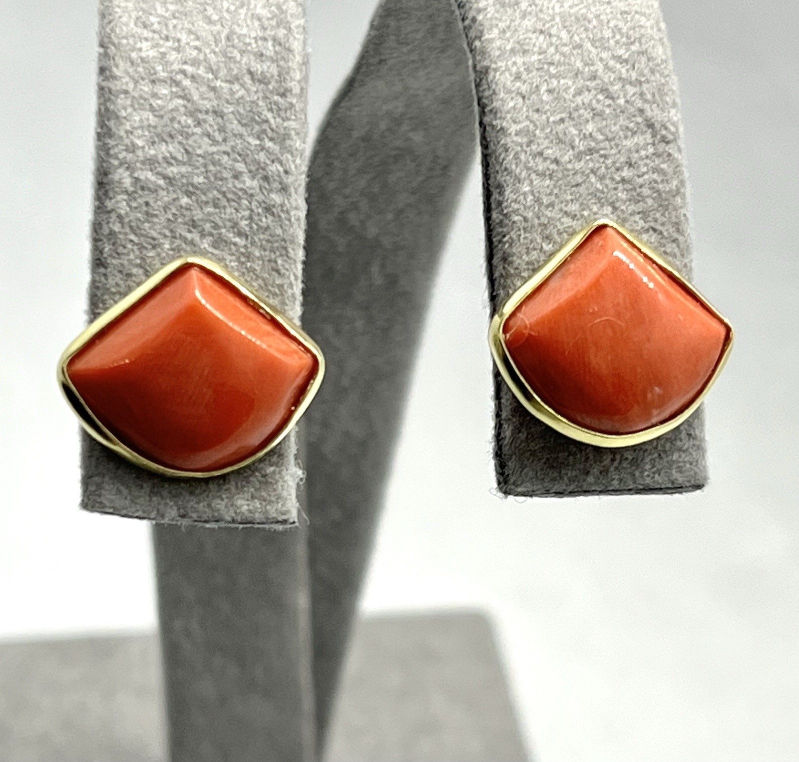 Mediterranean Red Coral Earrings 12x14mm in 18kt Gold – Fan – Italy