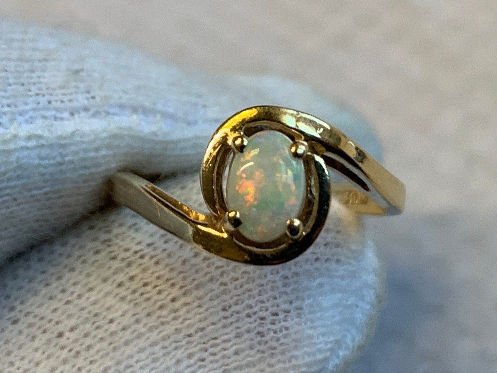 14K Yellow Gold Ring 1.95g Fine Jewelry Size 5 Band Opal Look Stone *READ*