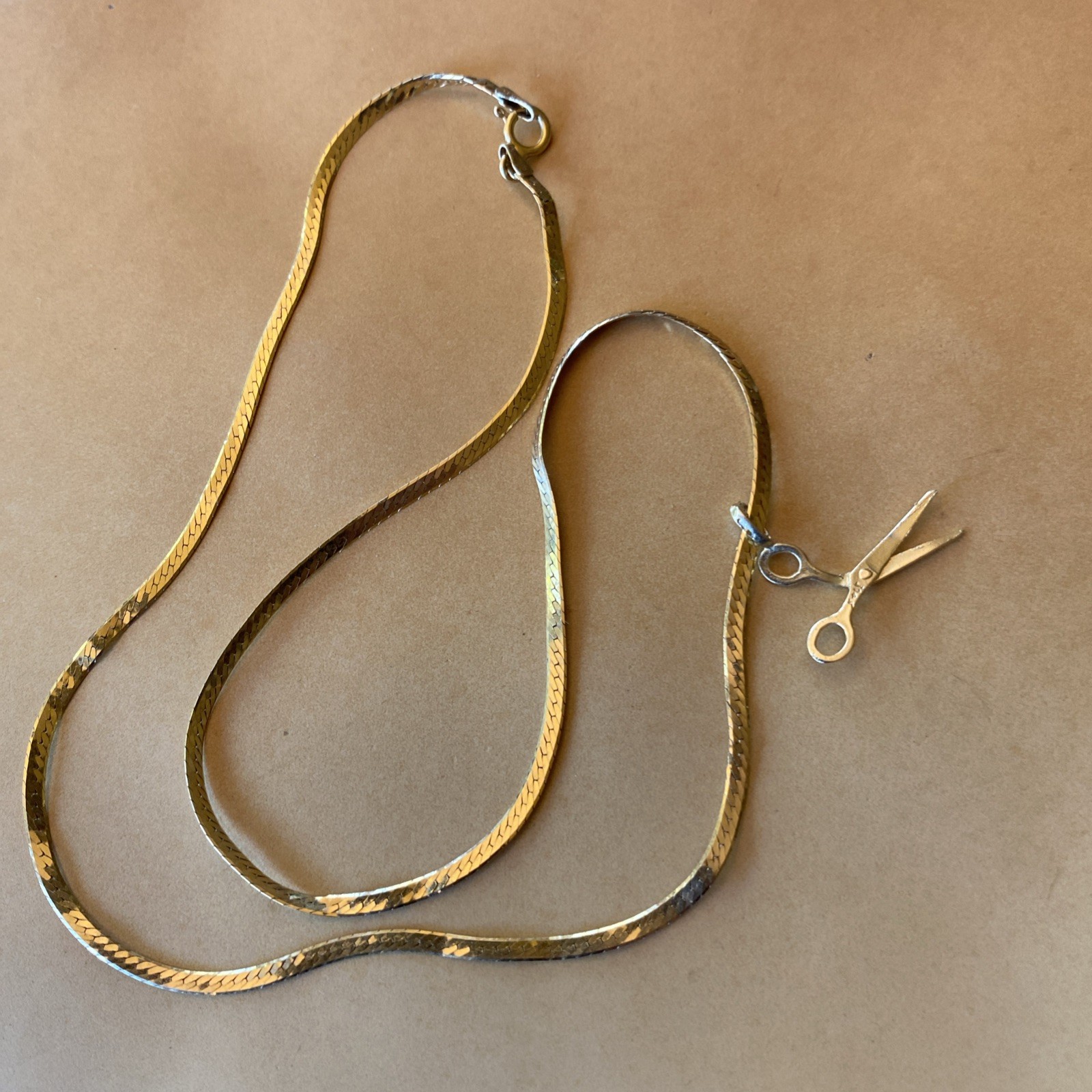 E 14K Flat Herringbone Snake Chain Gold Necklace 15″ Charm Scissors 3.3 Grams