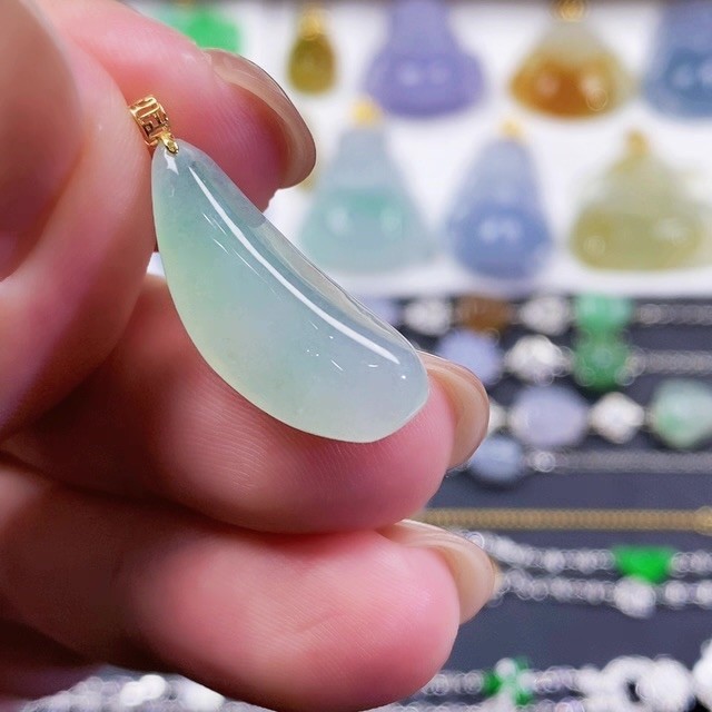 Grade A 100%Natural Untreated Myanmar Jadeite light Green Pendant 18k Gold种水Icy
