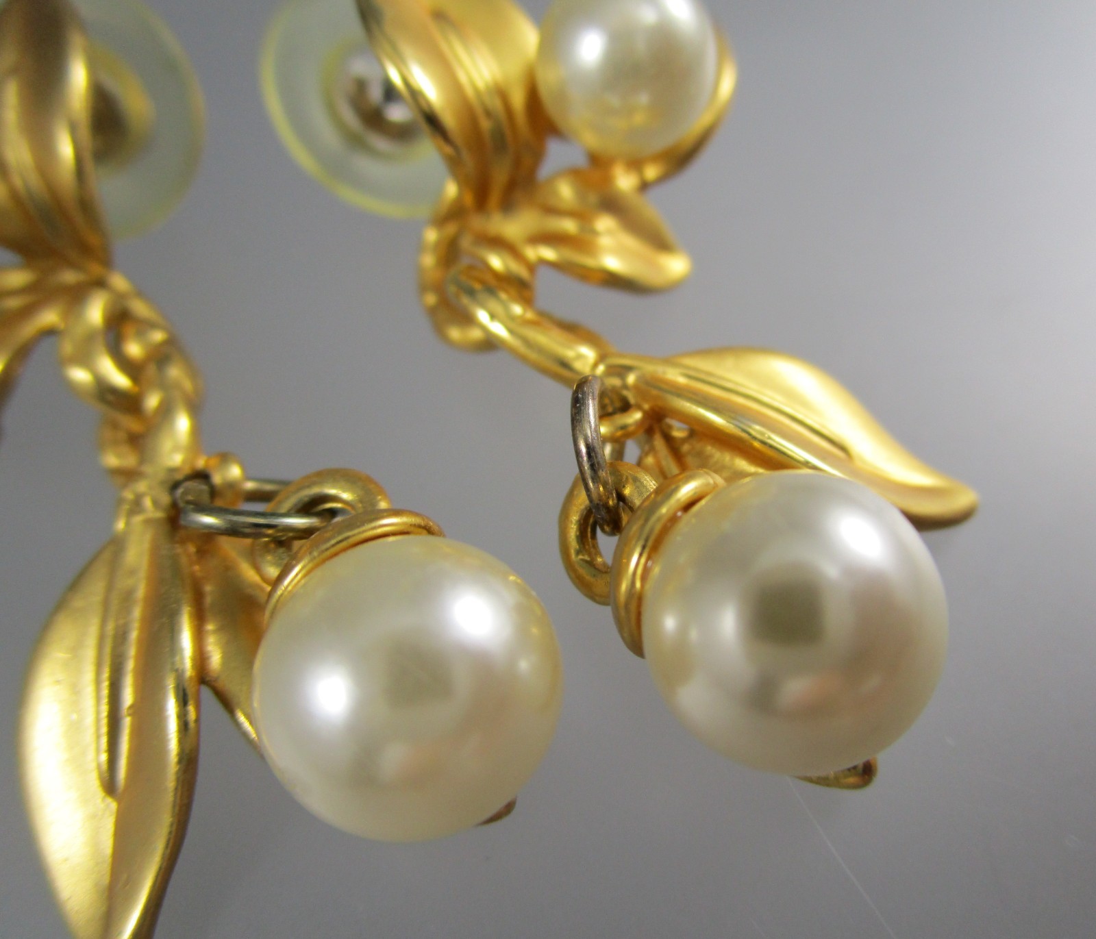 Vtg Satin Matte Brushed Gold tone 1.5″ Leaf Dangle Faux Pearl Post Earrings 190H