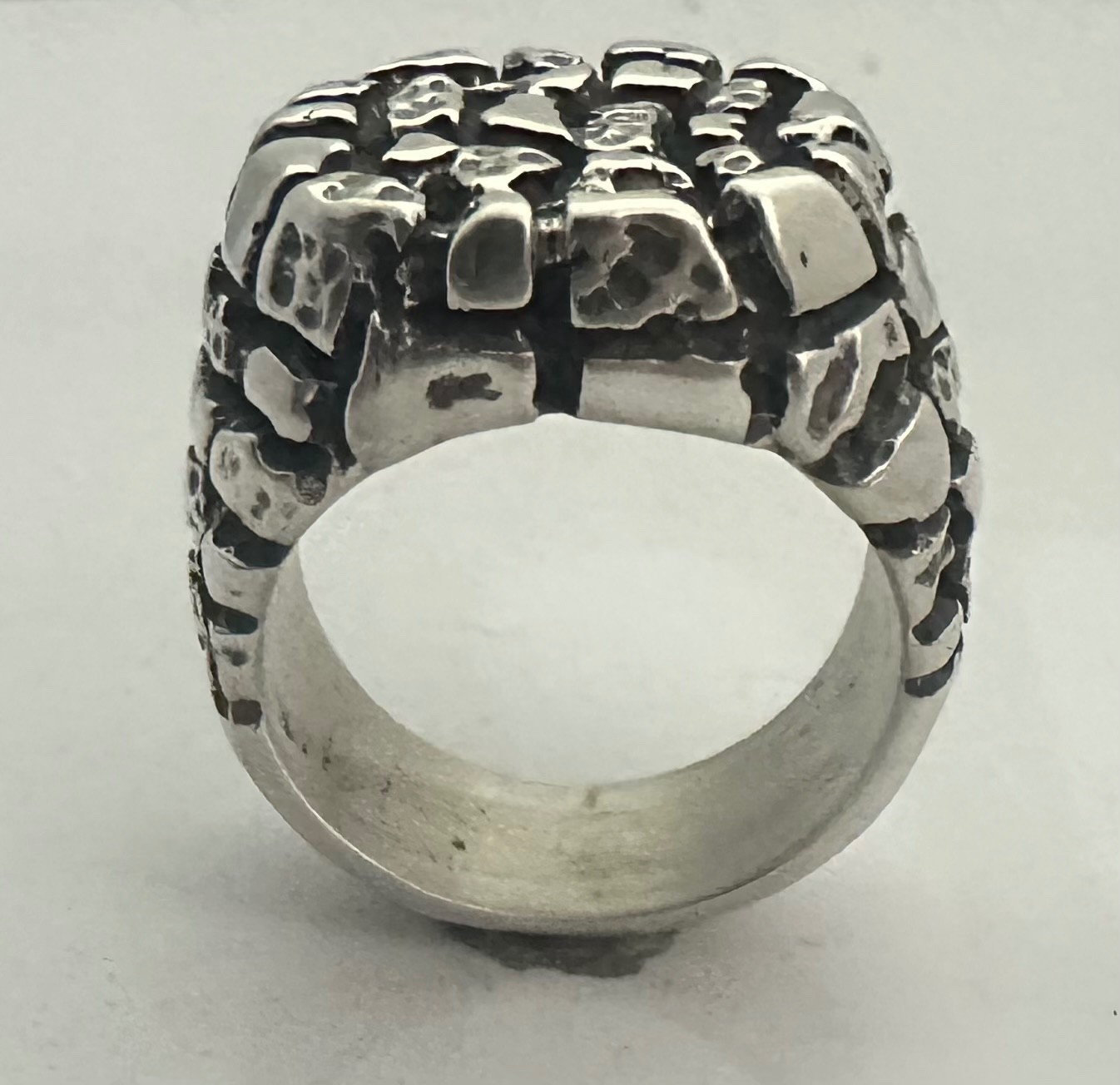 MJG STERLING SILVER . HEAVY NUGGET RING. ROUND TOP. BIKER. 31 GR. SIZE 10+
