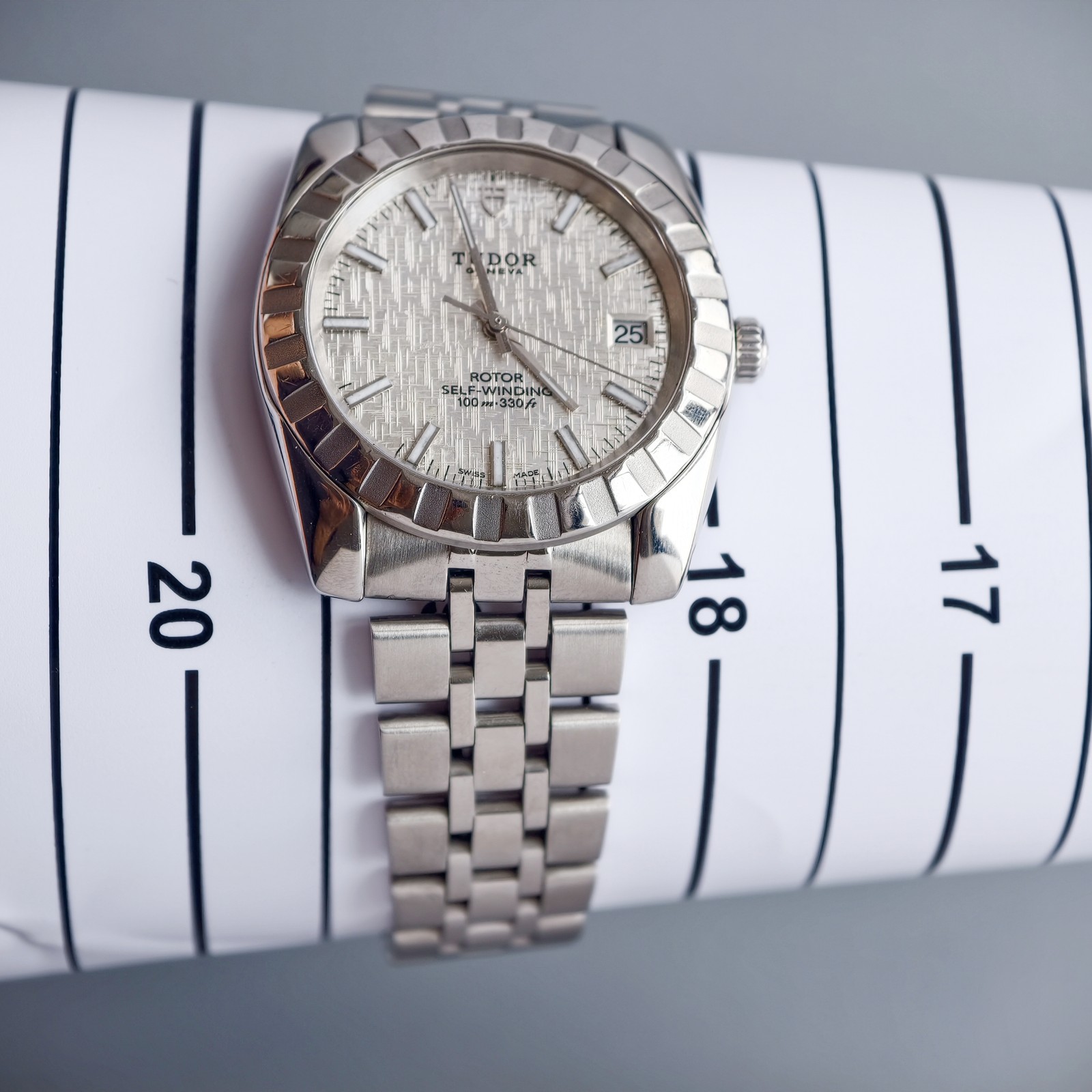 Tudor Sliver Linen Dial Classic M21010-0014 Men’s Watch Automatic 38mm Date