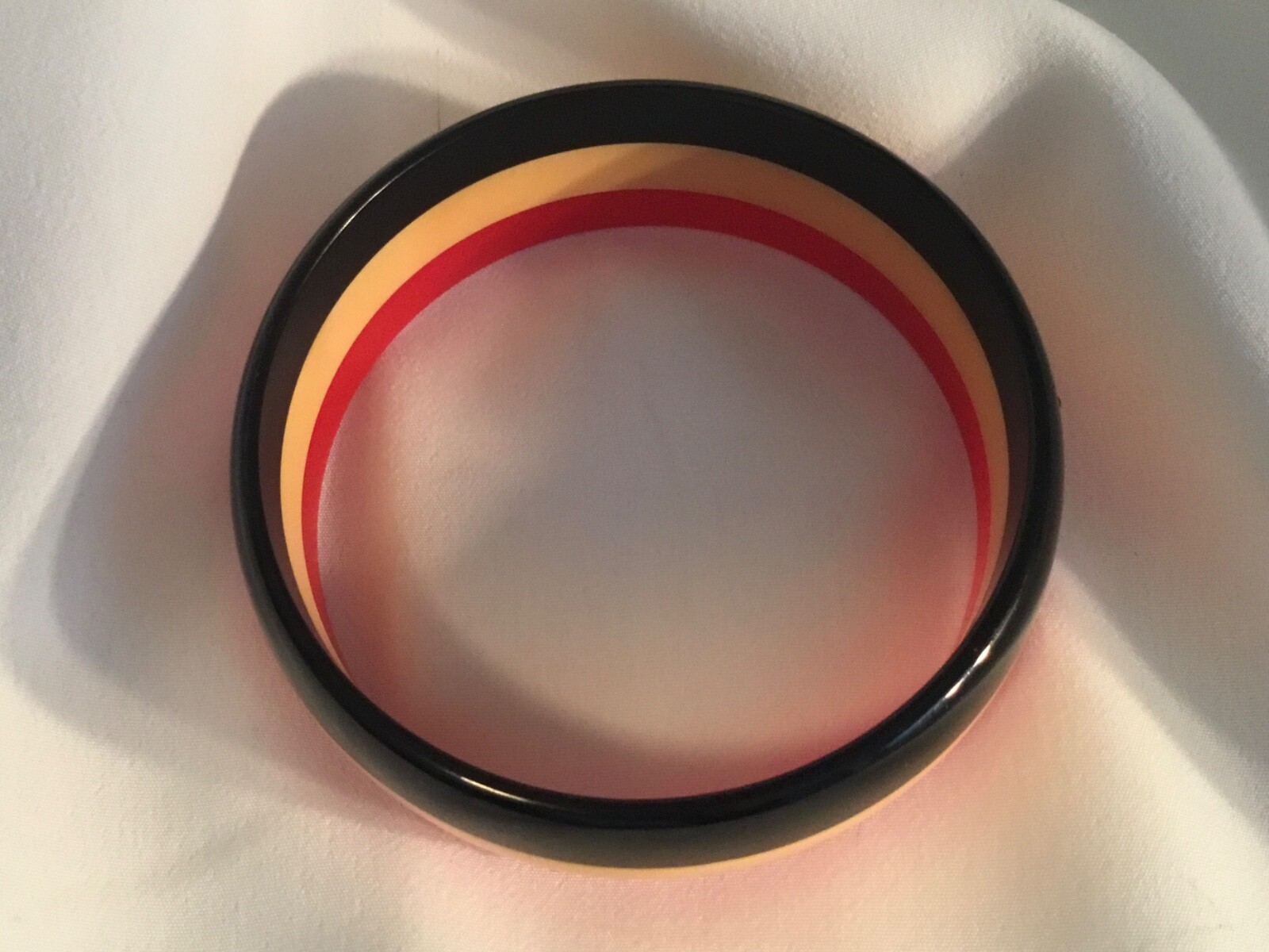 VINTAGE 3 COLOR LAYER STRIPED LAMINATE BAKELITE BANGLE BRACELET~BLACK YELLOW RED