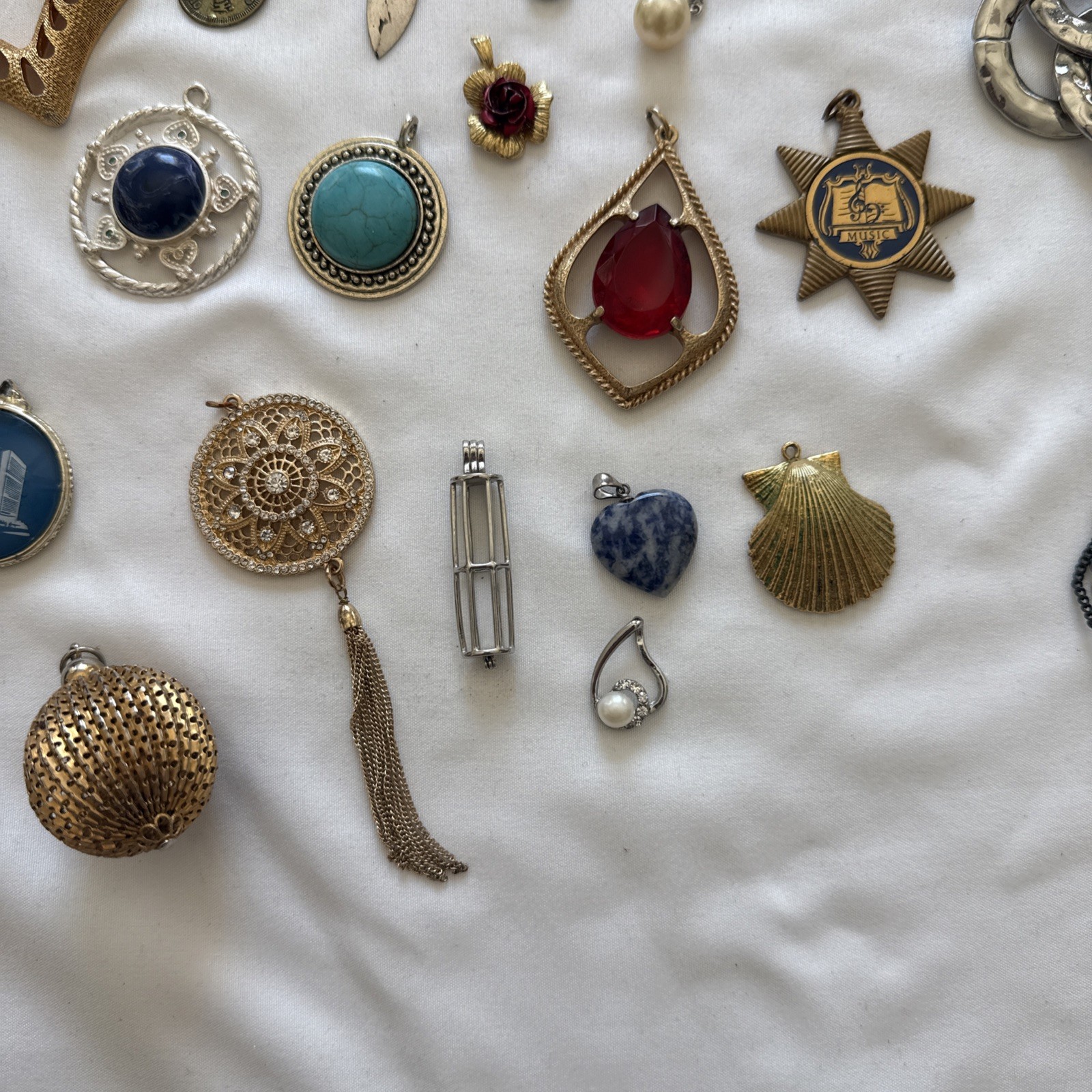 29 Pendants Silver & Gold Tone, Heart, Shell, Round, Red, Blue, Green. Unisex