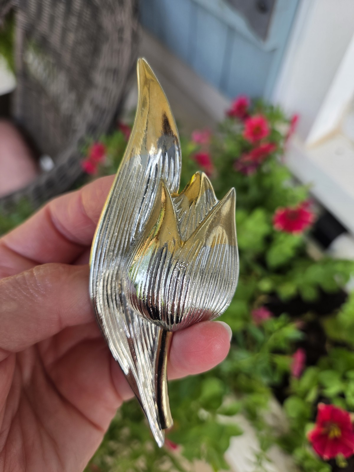 Vintage Signed BSK Mid-Century Gold Tone Textured Modernist Tulip Floral Brooch
