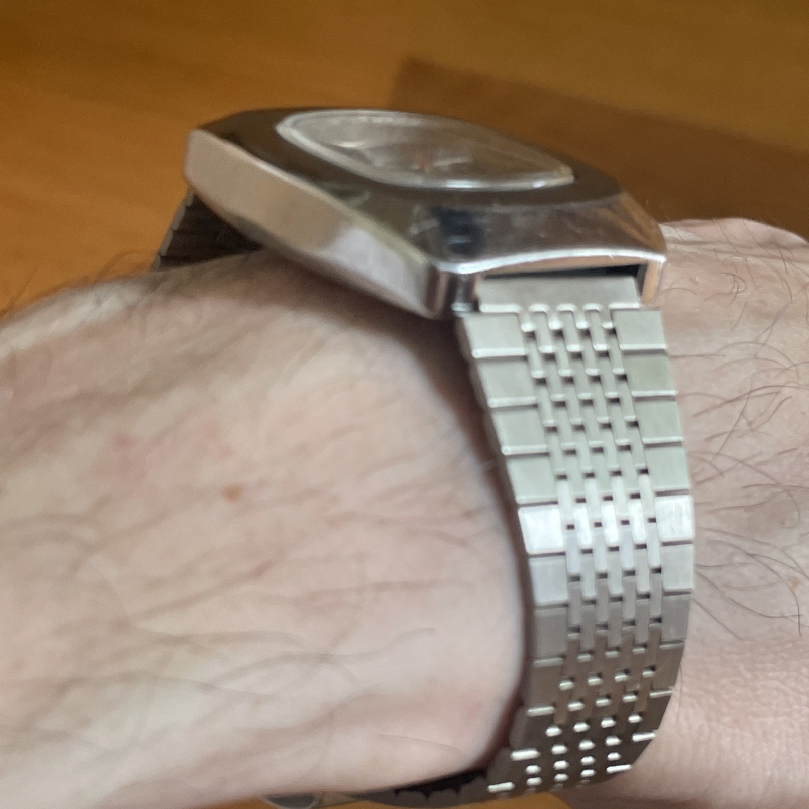 VINTAGE STAINLESS STEEL MEN’S SWISS WATCH AUREOLE DATE AT 4 Manual wind