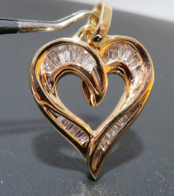 14K YG NATURAL DIAMOND CLUSTER HEART PENDANT 0.25 tcw 4.00 grams (AI-2939)