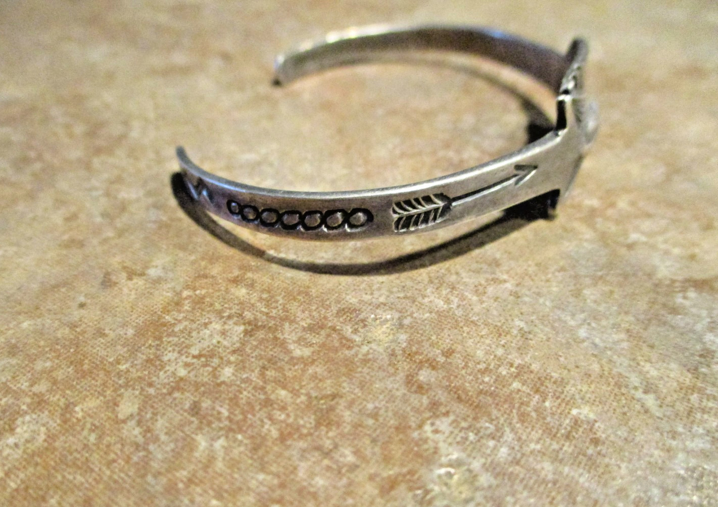 PETITE / SMALL OLD 1950’s Navajo Sterling Silver Stamped Design ARROW Bracelet