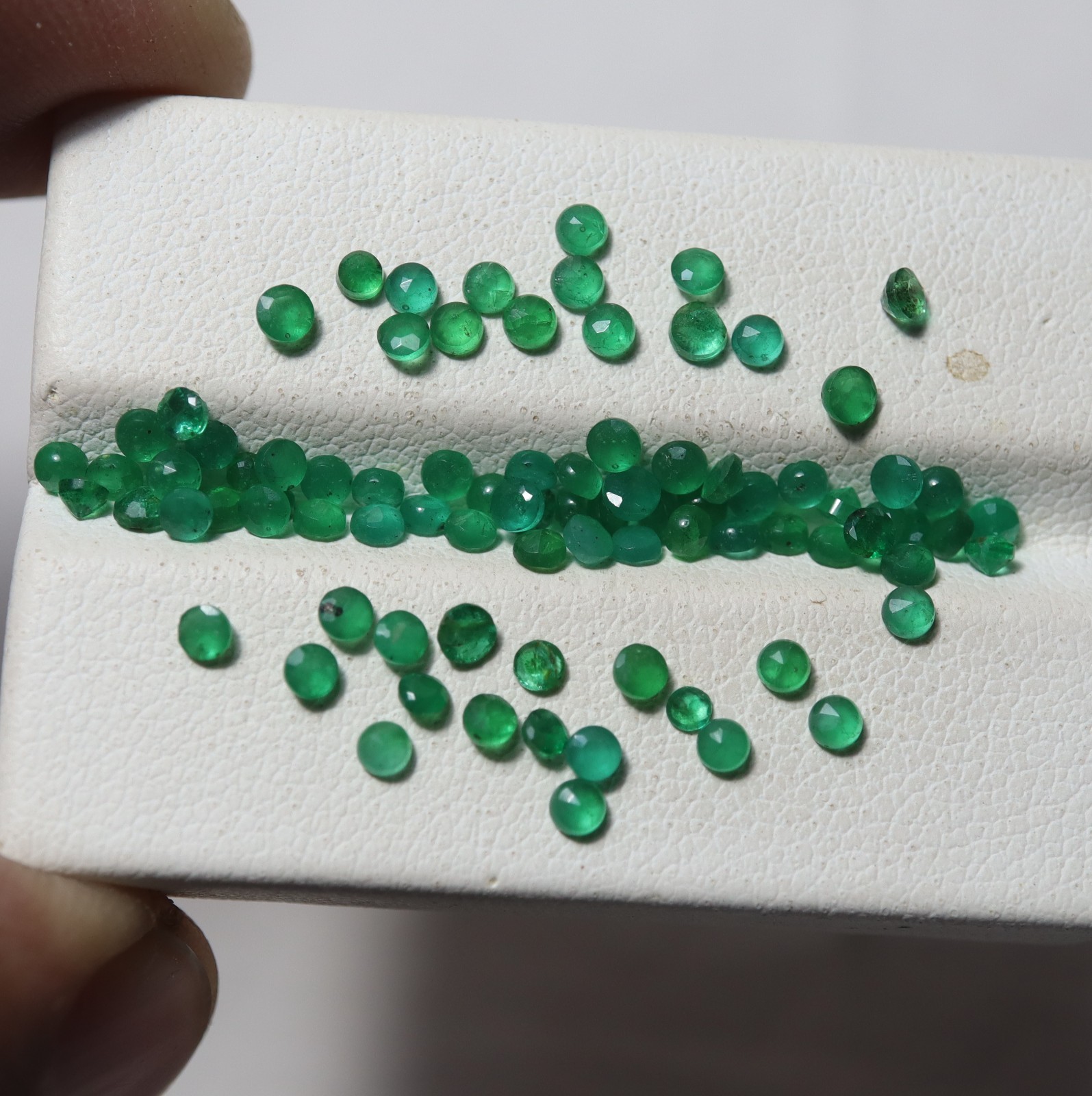 2 To 2.5 MM Natural Green Emerald Faceted Round Gemstones 88 Pcs Lot 6.4 Cts