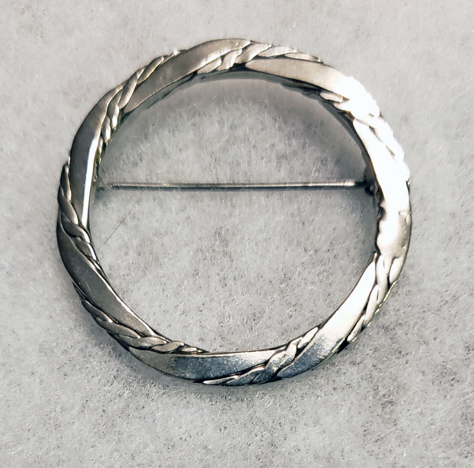 UNBRANDED SILVERTONE ETCHED RING BROOCH PIN 1 3/8″ DIA