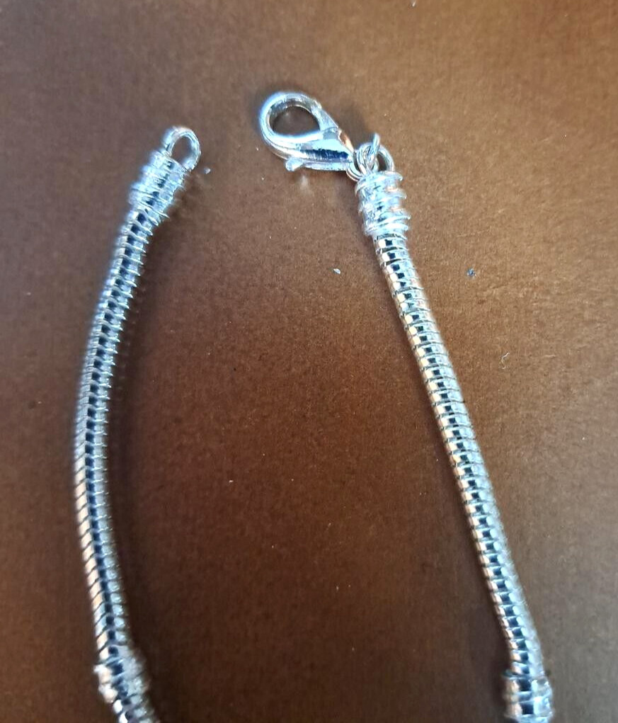 ESTATE FIND – IN THE STYLE OF PANDORA WITH 4 CHARMS – APPROX. 7″