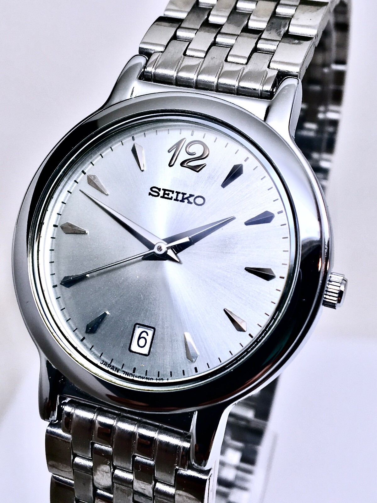 VINTAGE SEIKO QUARTZ SFWV31P1 MID SIZE STAINLESS STEEL SLVER DIAL .