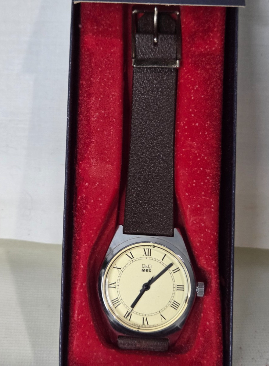 VINTAGE 1970’S 1980’S Q & Q MANUAL WIND ROMAN NUMERAL WATCH WITH BOX JAPAN