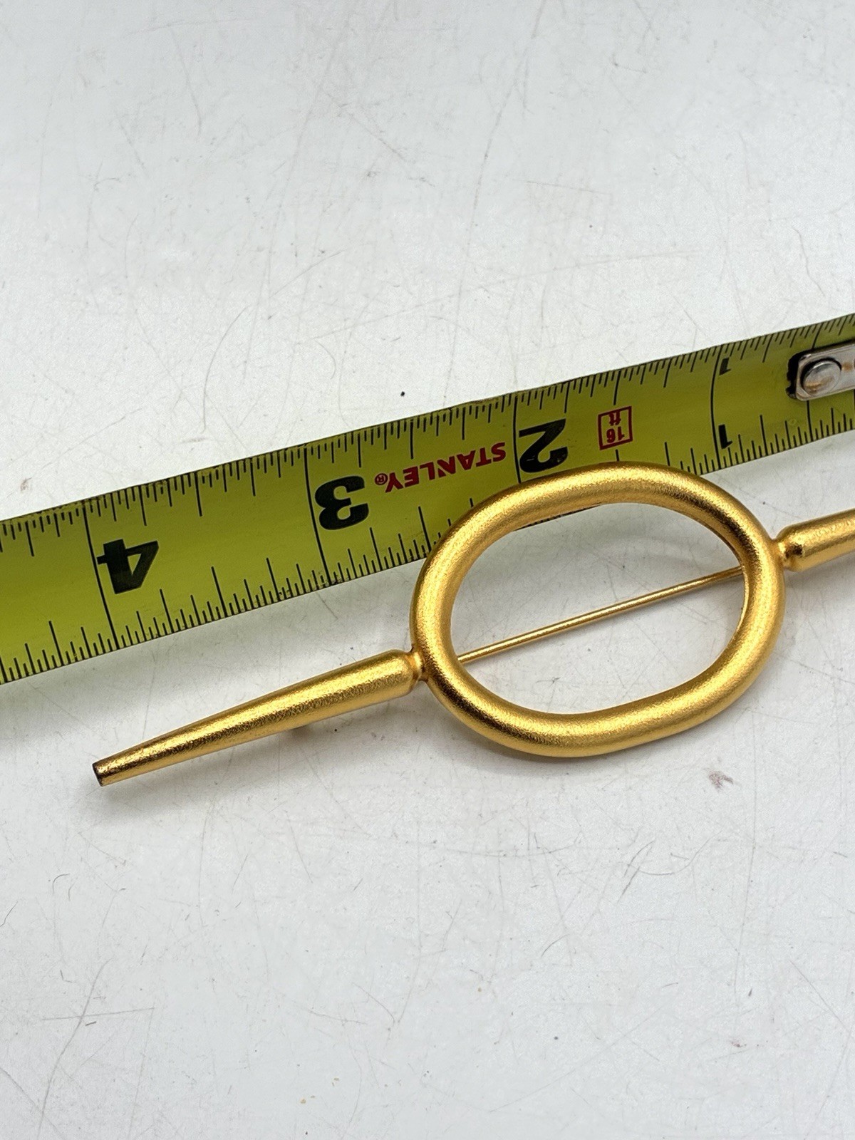 Vintage Matte Gold Tone Oval Ring Scarf Pin Brooch Modernist Minimalist 4″