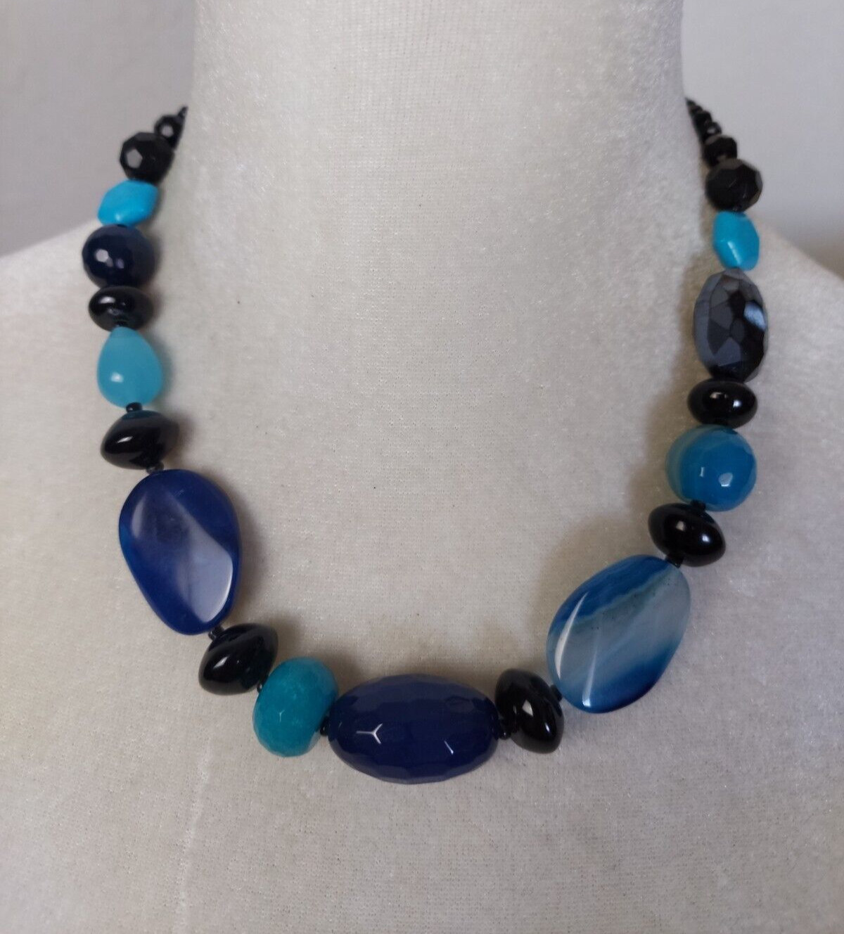 Faucet Black & Blue Glass Pendant Silver Tone Chain Necklace Jewelry 18″ Long