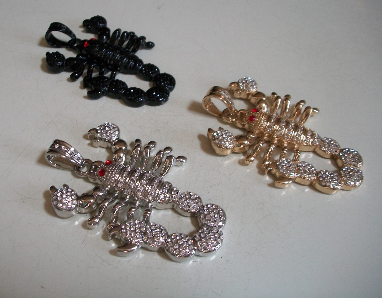 Men’s Black. Gold Or Silver Finish Scorpion Fashion Hip Hop Charm Or With Chain