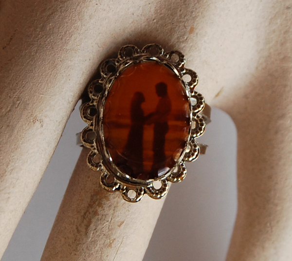 VINTAGE COUPLE IN LOVE RETRO PHOTO RING 1970s SUNSET LOVERS ON BEACH • 18x13mm