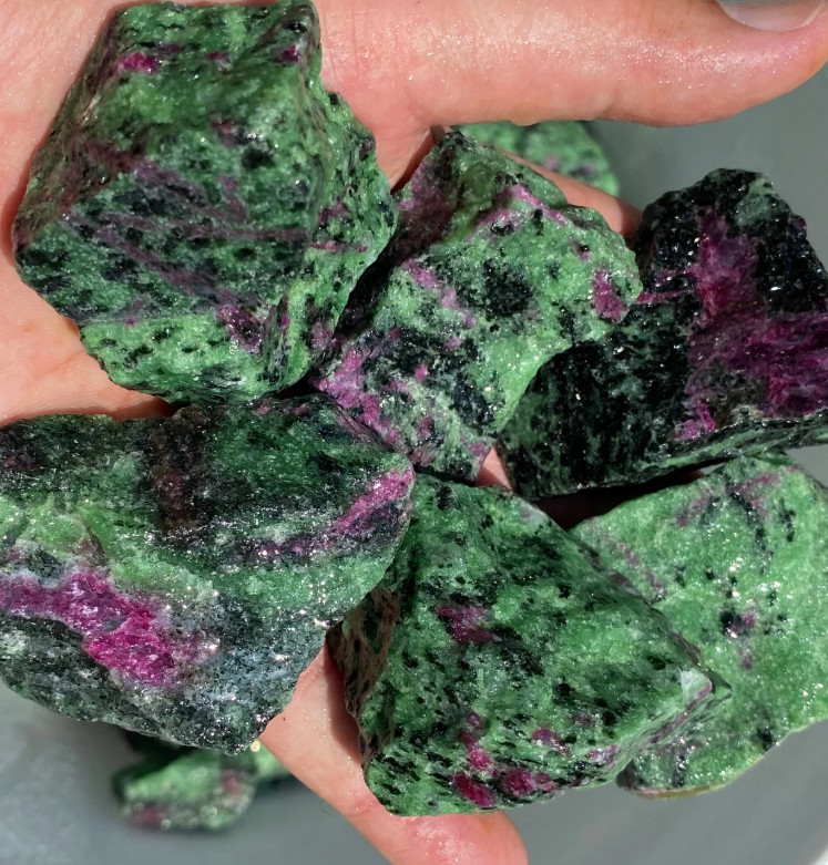 Rare Raw Ruby Zoisite Gem Pocket Stone Ruby Fluorescent under Black Light!