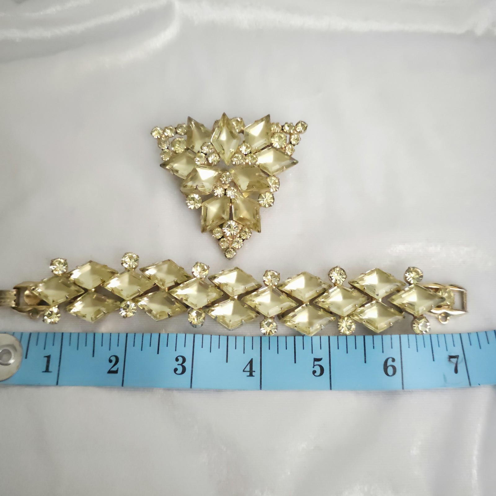 Vtg JULIANA D&E Yellow Jonquil Frosted Kite Rhinestone Set Link Bracelet Brooch
